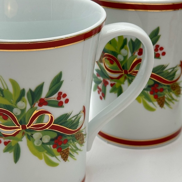Harry and David Porcelain Christmas Mugs Set (2) Dated 2004  Harry and David Porcelain Christmas Mugs Set of 4 Dated 2004 in box